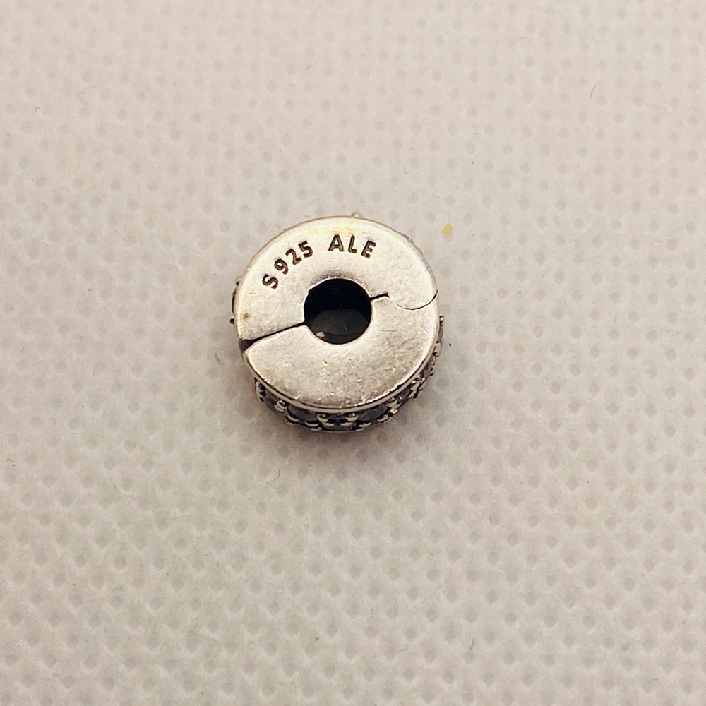 🚨 2 / TWO 🚨 EUC Pandora 791817CZ Silver Shining Elegance Clip w/ Clear Zirconia - Picture 8 of 10